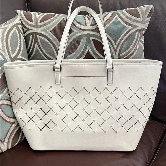 MICHAEL KORS ELEGANT CREAM TOTE - Picture 2 of 16